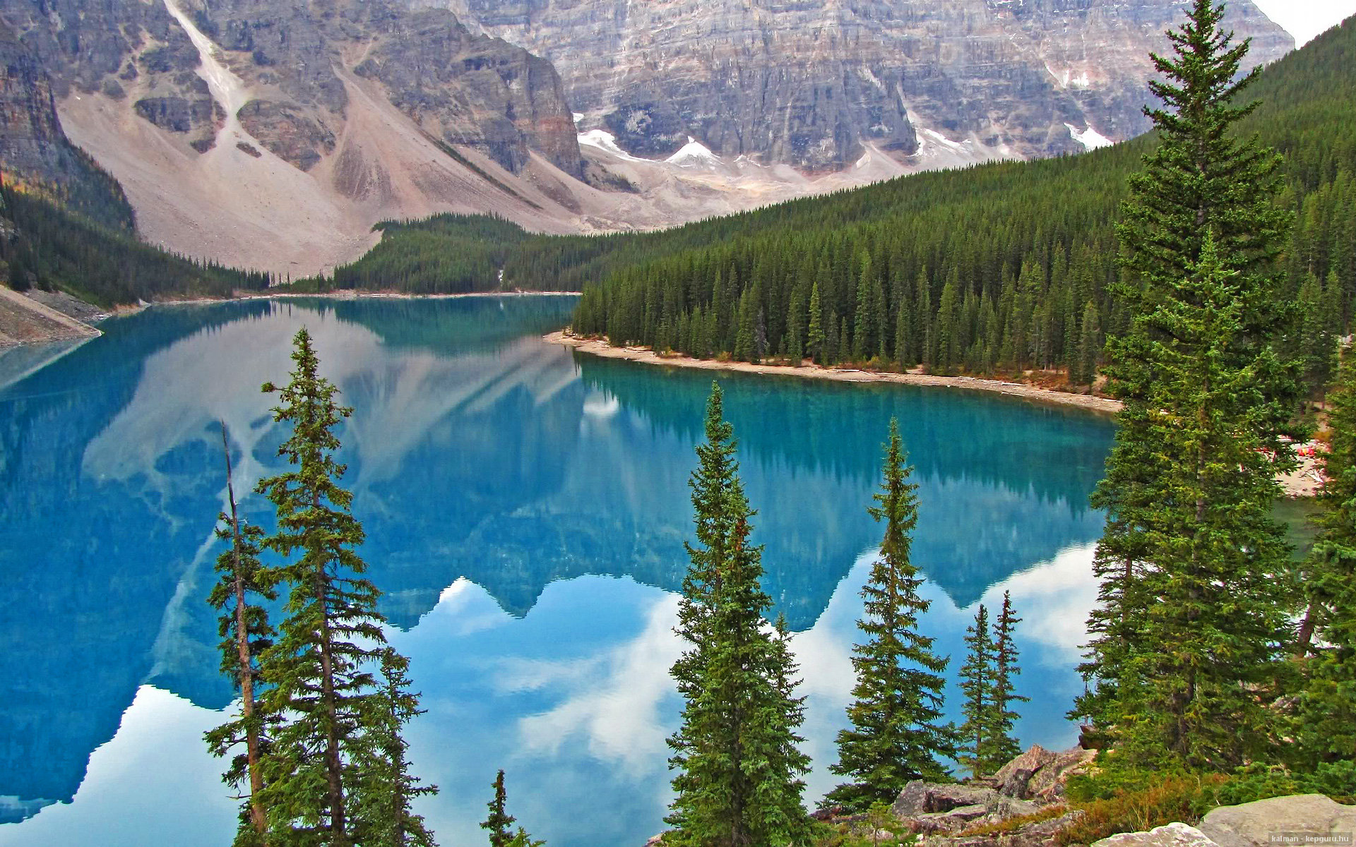 国足年度关键失误与比赛走势影响对比,国足总结失败 低估对手